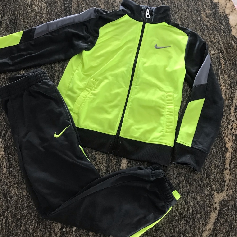 3/$30- kids Nike tracksuit sz 6 (small)